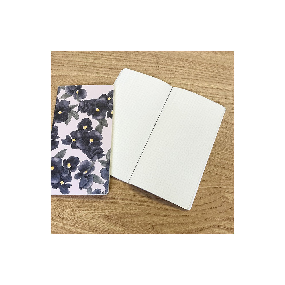 Carnet Japonais slim de 64 pages avec couverture à motif de fleurs noires. Ouvert.