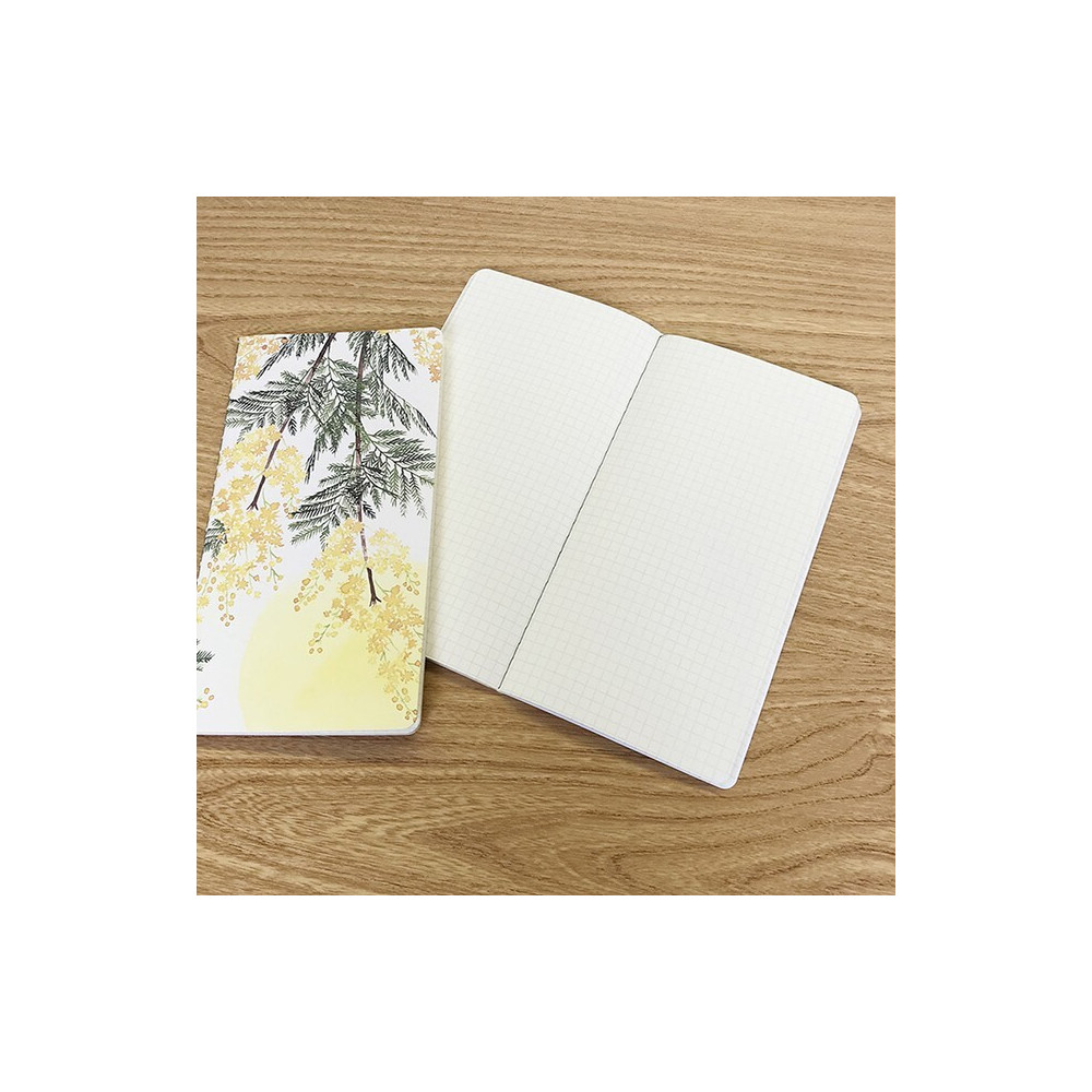 Carnet Japonais slim de 64 pages avec couverture à motif de mimosa d'hiver jaune. Ouvert